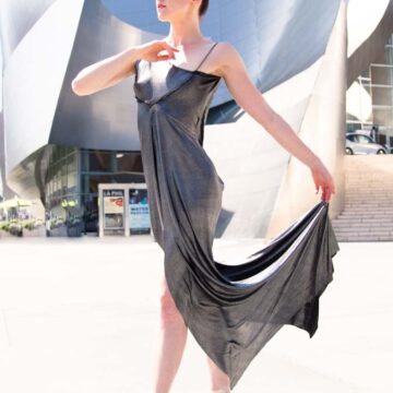 Ballet dancer posing elegantly on pointe in front of the Walt Disney Concert Hall in Los Angeles, captured by Coldea Productions.